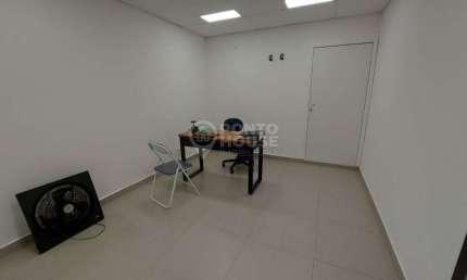 Conjunto comercial à venda com 3 salas, 2 banheiros, 1 vaga, copa com 49m².