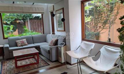 Casa à Venda no bairro Aclimação 3 Dormitórios, 2 Vagas, A 550 Metros do Parque