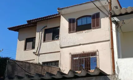 Sobrado à venda na Cidade Domitila, 3 dormitórios, 1 suíte e 2 vagas.