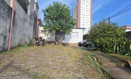Terreno à venda bairro Vila Gumercindo, possui 4 casas indepentendes construídas