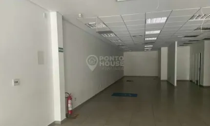 Loja de rua com mezanino para locação de 455m², 6 banheiros e 2 vagas no Paraiso