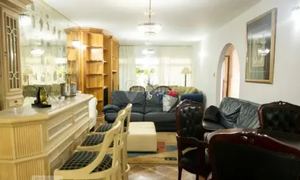 Casa à Venda Planalto Paulista, 4 Suítes, 3 Vagas e Piscina, Miolo do Bairro