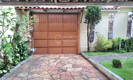 Casa Assobradada à venda de 298m², 3 dormitórios, 1 suíte e 2 vagas