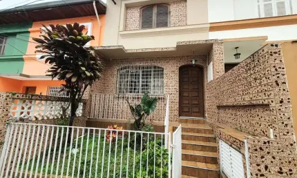 Sobrado de Vila com 1 vaga de garagem - Próximo da estação Praça da Árvore do metrô.