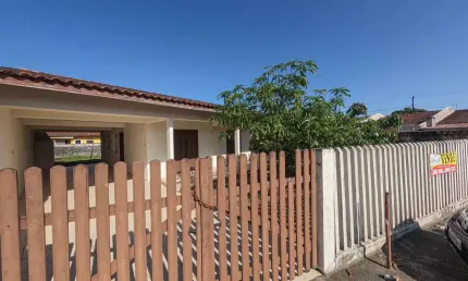 Casa com amplo terreno, localizado em região de moradores.