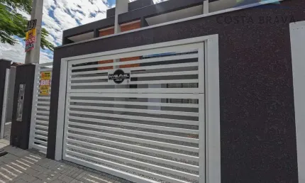 Sobrado de frente para rua com excelente padrão e Acabamento