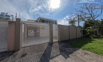 Ampla casa de alto padrão em região nobre de caiobá
