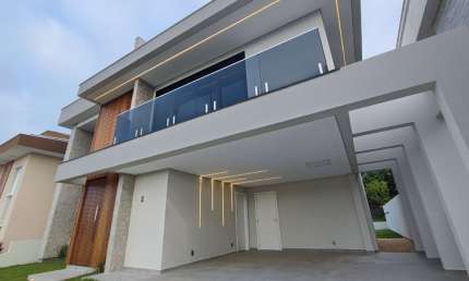 CASA COM 3 SUITES EM CONDOMINIO FECHADA INGLESES - NORTE DA ILHA