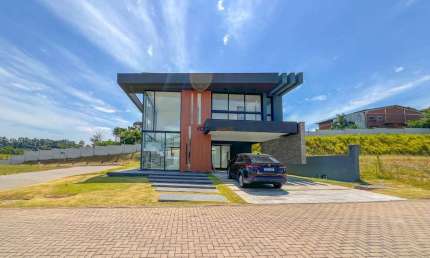 Luxuosa casa em condomínio fechado- Reservas do Lago.