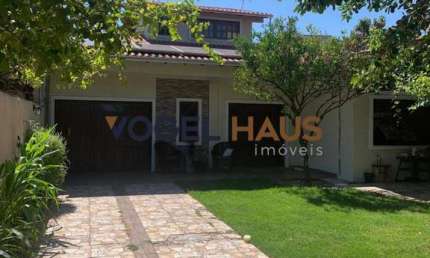 Casa à venda com amplo pátio no Bairro Harmonia, em Canoas.