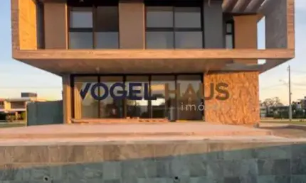 Casa em condomínio à venda em Eldorado do Sul | 307.76m² | Piscina à beira lago e elevador