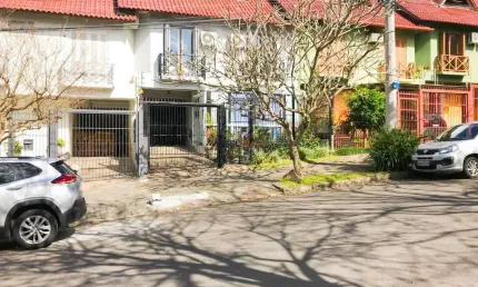 Casa-sobrado 3 dormitórios, 1 suíte. Bairro Jardim Itu.