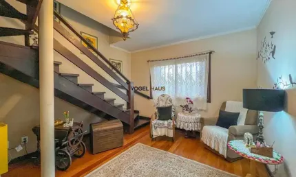 Casa aconchegante com 2 suítes e 1 dormitório térreo. bairro moinhos de vento - canoas.