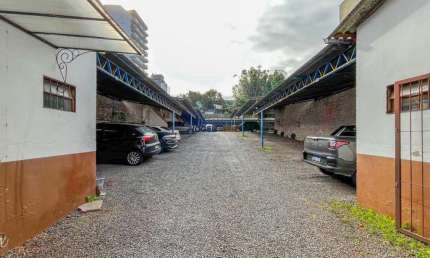Estacionamento com 42 Boxes e 2 Lojas à Venda – Ótimo Ponto Comercial!