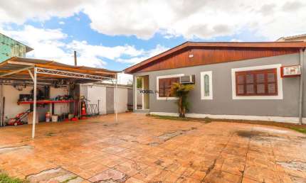 Casa com amplo pátio, em terreno 11x44, Bairro Niterói