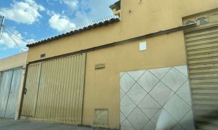 Casa a venda no Setor Santa Helena 3 quartos sendo 1 suíte e área comercial na frente Casa de Rua com 3 Quarto(s) e 2 banheiro(s) à Venda, 360 por R$ 500.000 no setor Vila Santa Helena AD15430