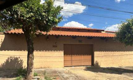 Casa São Francisco 3 Quartos Casa de Rua com 3 Quarto(s) e 2 banheiro(s) à Venda, 200 por R$ 390.000 no setor Ipiranga AD15844
