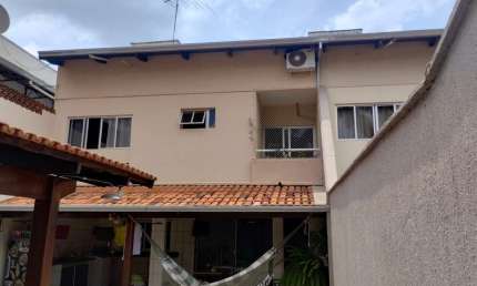 Belo sobrado no Parque Anhanguera com opção de entrada pelo fundo devido o lote ser vazado. Boa localização , próximo ao C.T Goiás Esporte Clube. Sobrado com 3 Quarto(s) e 3 banheiro(s) à Venda, 295 p