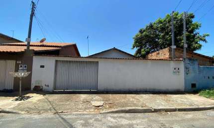 Casa próximas a principais Avenidas  Casa de Rua com 2 Quarto(s) e 2 banheiro(s) à Venda, 300 por R$ 410.000 no setor Setor Garavelo IN17788