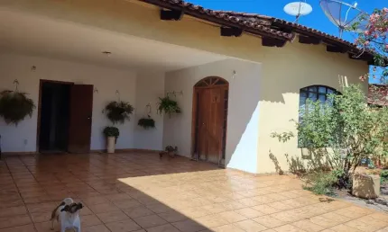 CASA JARDIM AMÉRICA Casa de Rua com 3 Quarto(s) e 3 banheiro(s) à Venda, 312 por R$ 550.000 no setor Jardim América TA18149