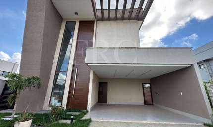 Sobrado Parqville Jacarandá  Casa em Condomínio com 4 Quarto(s) e 5 banheiro(s) à Venda, 248 por R$ 1.984.000 no setor Jardim Cristal AD19335