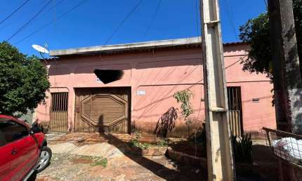 CASA/SOBRADO Casa de Rua com 8 Quarto(s) e 6 banheiro(s) à Venda, 280 por R$ 650.000 no setor Ilda AD20750