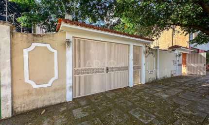 Casa de rua com barracão no setor aeroporto (2 casas independentes e barracão) Casa de Rua com 3 Quarto(s) e 1 banheiro(s) à Venda, 268 por R$ 820.000 no setor Setor Aeroporto TA22035