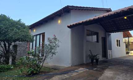 Casa de 3 quartos no Bairro São Francisco na Av Rezende Casa de Rua com 3 Quarto(s) e 2 banheiro(s) à Venda, 150 por R$ 650.000 no setor São Francisco AD22594