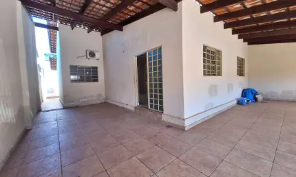 Casa com Piscina Aquecida e 5 Vagas | 3 Quartos | Próximo à UFG Casa de Rua com 3 Quarto(s) e 3 banheiro(s) à Venda, 220 por R$ 370.000 no setor Vila Itatiaia VN23972