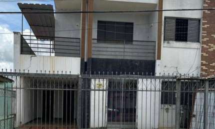 Sobrado Setor Sul - Excelente para investimento! Casa de Rua com 8 Quarto(s) e 3 banheiro(s) à Venda, 297 por R$ 890.000 no setor Setor Sul FL24109