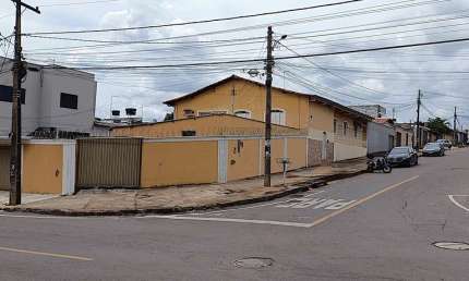 Vendo Sobrado de 5 Quartos Sozinho no Lote no Papillon Park Casa de Rua com 5 Quarto(s) e 3 banheiro(s) à Venda, 266.94 por R$ 1.100.000 no setor Papillon Park- complemento VN25416