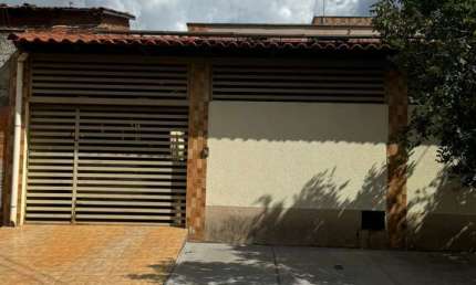 Casa de Rua Casa de Rua com 3 Quarto(s) e 2 banheiro(s) à Venda, 200 por R$ 400.000 no setor Jardim Bonanza AX25497