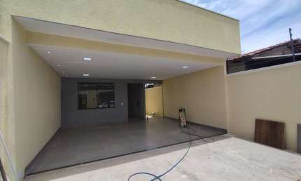 Casa Térrea 3 quartos sozinha no lote  Casa de Rua com 3 Quarto(s) e 3 banheiro(s) à Venda, 148 por R$ 570.000 no setor Cardoso Continuação IN25979