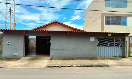 Casa próxima ao Parque Lozandes Casa de Rua com 3 Quarto(s) e 3 banheiro(s) à Venda, 196 por R$ 820.000 no setor Água Branca VN26012