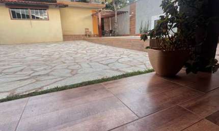 Sobrado com 257 m² na Rua Guimarães Rosa em Luziânia, próximo ao Corpo de Bombeiros Sobrado com 3 Quarto(s) e 3 banheiro(s) à Venda, 257 por R$ 820.000 no setor Parque Estrela Dalva II VN26547