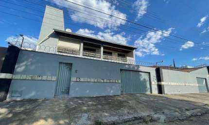SOBRADO EM DOIS LOTES DE ALTO PADRÃO COM PÍSCINA Casa de Rua com 6 Quarto(s) e 5 banheiro(s) à Venda, 351 por R$ 1.470.000 no setor Residencial Flamingo AD26661