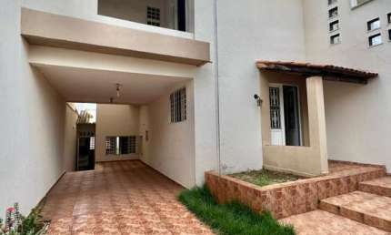 SOBRADO TRIPLEX NO JAÓ Sobrado com 4 Quarto(s) e 4 banheiro(s) à Venda, 205.9 por R$ 790.000 no setor Santa Genoveva AD26673