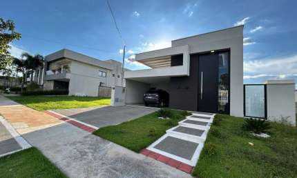 Casa térrea de 3 suítes plenas , montada em armários com piscina aquecida no Parqville Pinheiros Casa em Condomínio com 3 Quarto(s) e 5 banheiro(s) à Venda, 145 por R$ 1.450.000 no setor Parqville Pin