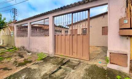 Casa de Rua à venda com 180m² 2 suites e 2 vagas Casa de Rua com 2 Quarto(s) e 2 banheiro(s) à Venda, 120 por R$ 150.000 no setor Conjunto Vera Cruz AD26978