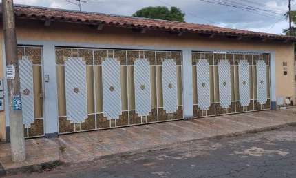 Casa 03 Quartos sendo 02 Suítes  Casa de Rua com 3 Quarto(s) e 5 banheiro(s) à Venda, 269 por R$ 1.200.000 no setor Setor Coimbra VN27386