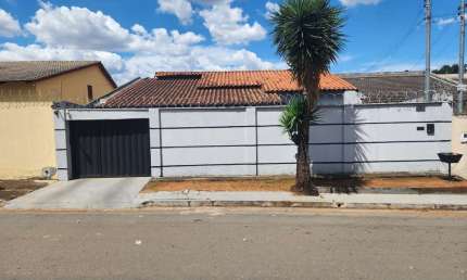 Casa com lote de 397 m2 no Buriti Sereno em Ap. de Goiânia Casa de Rua com 3 Quarto(s) e 2 banheiro(s) à Venda, 166 por R$ 400.000 no setor Jardim Buriti Sereno FL28182