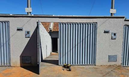 VENDO CASA 2 QUARTOS EM TRINDADE Casa de Rua com 2 Quarto(s) e 1 banheiro(s) à Venda, 59 por R$ 150.000 no setor Setor Serra Dourada VN28732