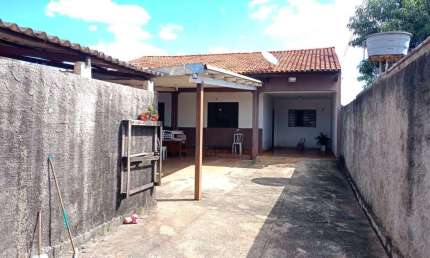 UMA CASA  COM UM BARRACAO JARDIM PETROPOLIS Casa de Rua com 3 Quarto(s) e 1 banheiro(s) à Venda, 192.15 por R$ 475.000 no setor Jardim Petropolis AD28963