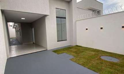 Casa de 3 quartos na região do Garavelo Casa de Rua com 3 Quarto(s) e 2 banheiro(s) à Venda, 99.98 por R$ 350.000 no setor Jardim Tropical FL28500