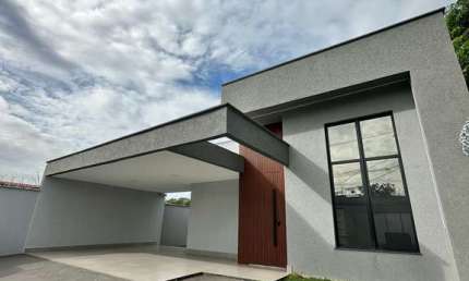 Casa 3Q com suite sozinha no lote Casa de Rua com 3 Quarto(s) e 2 banheiro(s) à Venda, 165 por R$ 660.000 no setor Jardim Cristalino FL29685