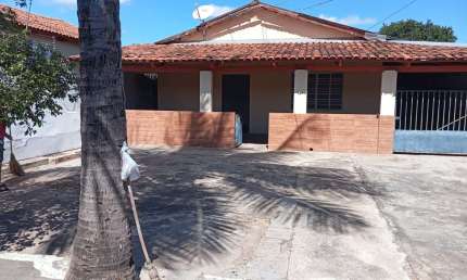 casa bairro Hilda próximo a av rio verde Casa de Rua com 3 Quarto(s) e 2 banheiro(s) à Venda, 236 por R$ 450.000 no setor Ilda AD29407