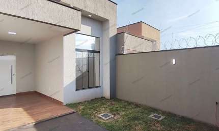 Vendo Casa de 3 Quartos no Jardim Petrópolis - Goiânia Casa de Rua com 3 Quarto(s) e 2 banheiro(s) à Venda, 128 por R$ 430.000 no setor Residencial Petrópolis VN16266