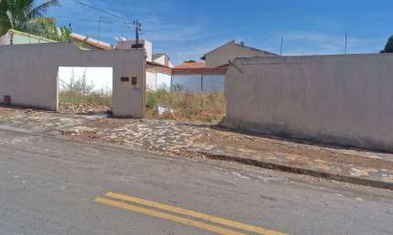 TERRENO DE ESQUINA NO TRÊS MARIAS - 523m² Área / Terreno à Venda, 523.33 por R$ 350.000 no setor Três Marias AV29955