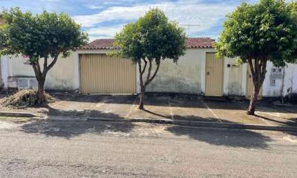 Casa com rendimento de aluguel Casa de Rua com 5 Quarto(s) e 3 banheiro(s) à Venda, 363.41 por R$ 450.000 no setor Setor Sao Jose AD30318