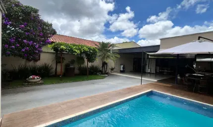 Casa térrea com piscina ao lado da av. bernardo sayão casa de rua com 3 quarto(s) e 2 banheiro(s) à venda, 108 por r$ 750.000 no setor setor centro oeste au26999